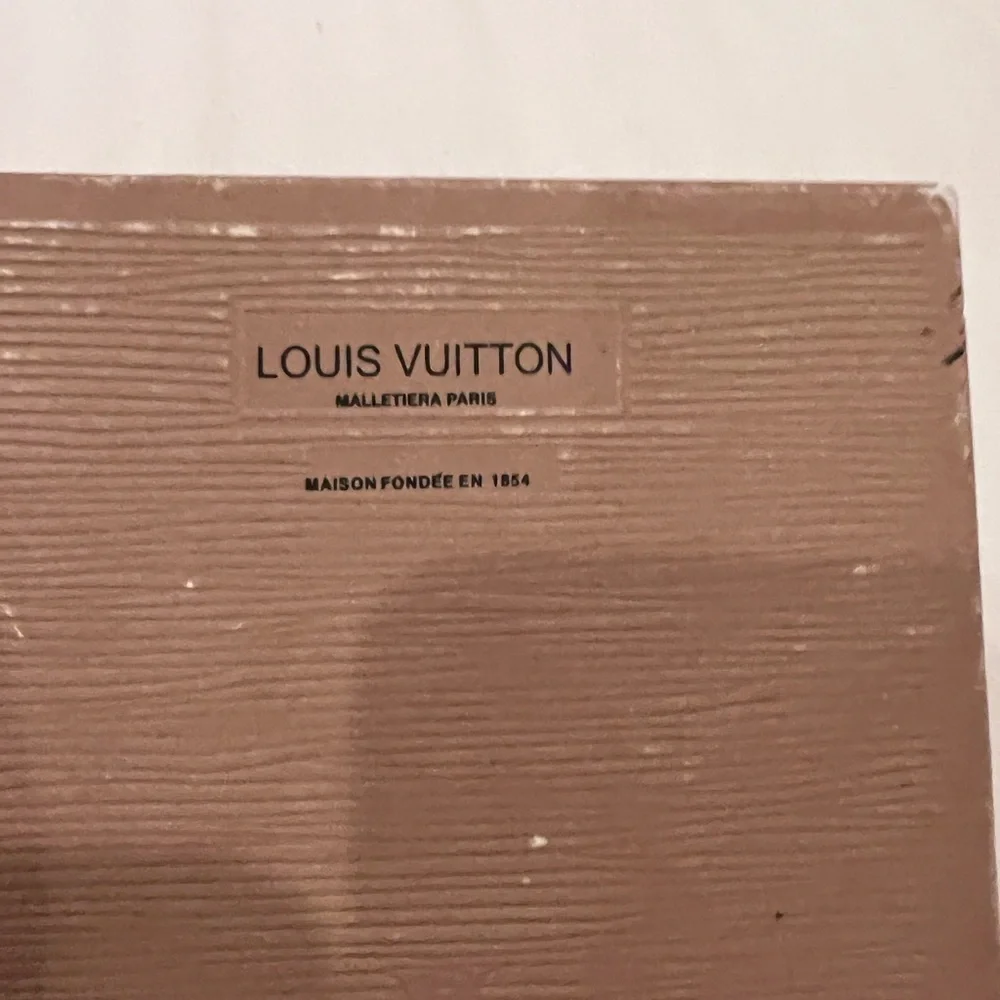 - Louis Vuitton Vintage Change Purse. Good Condition.
